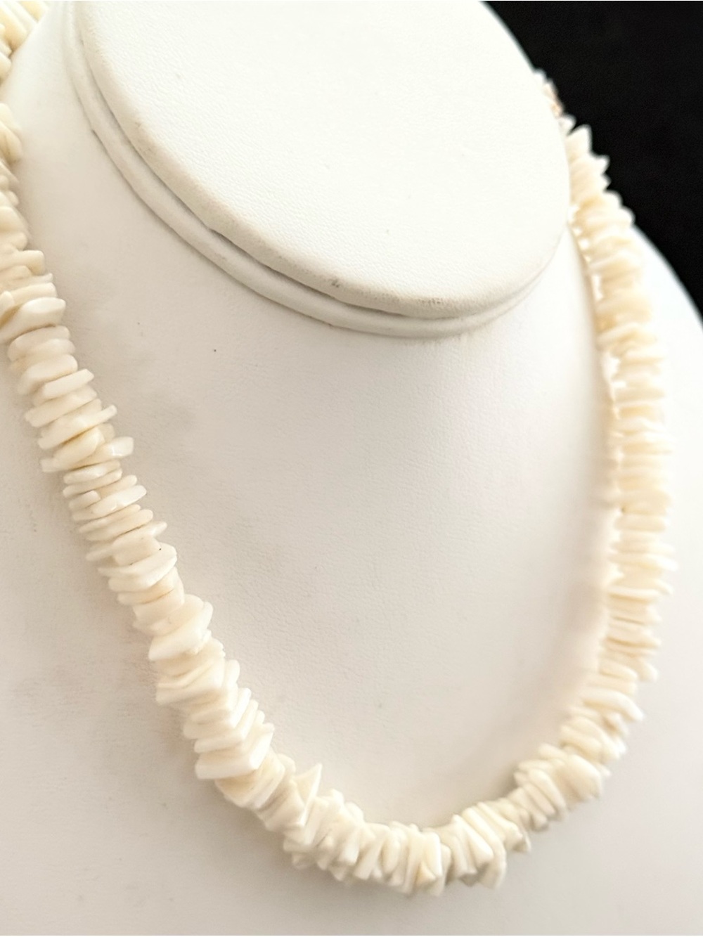 Vintage White Puka Shell Chip Choker Necklace Jewelry Screw Clasp Closure EUC